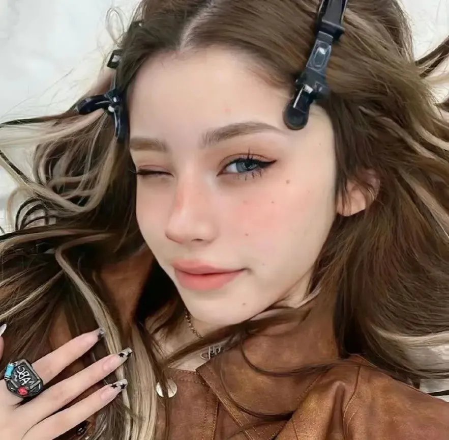 霓虹灯下的圣教士